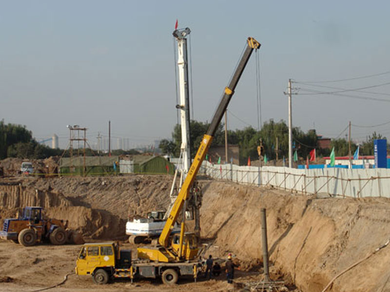 長風(fēng)西大街打通工程化工排洪樁基施工（2009.9）03